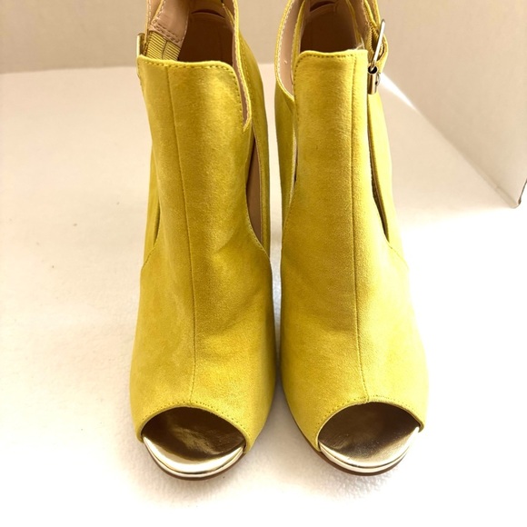 Primadonna Yellow Cutout W/ Gold Accent Stiletto Heel Open Toe Booties (7.5) - Picture 9 of 13